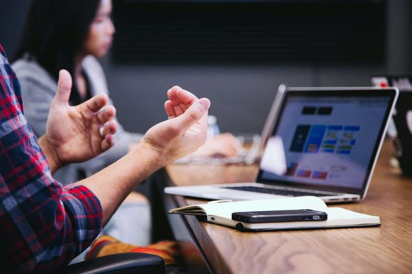 Comment choisir une solution de gestion des talents adaptée à une entreprise internationale ?